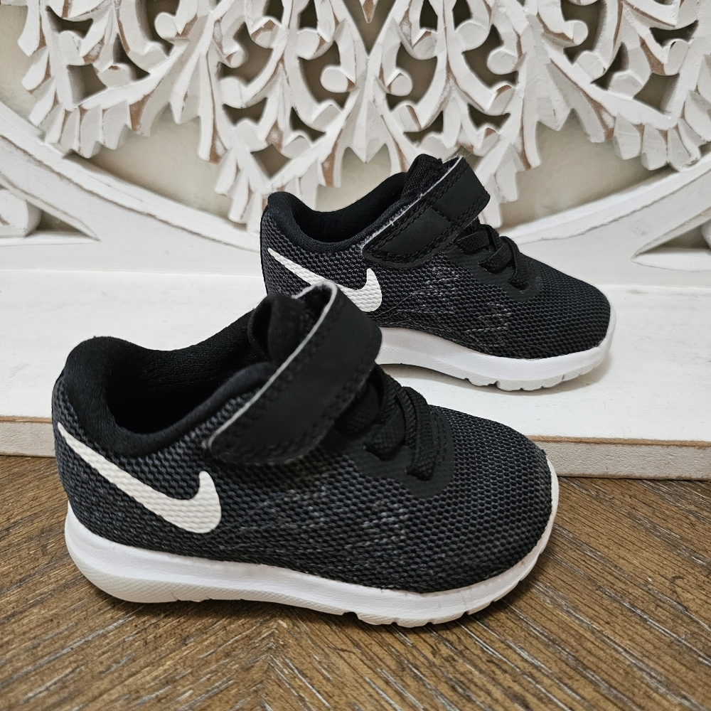 Nike black & white boys shoes size 4